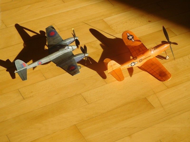 M.oř   Hornet a P-63.JPG