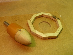 Kopyto kuželu a negativní šablona s mezikružím