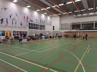 Hala uvnitř, soutěžící měli vyhrazena místa hned u vstupu do haly