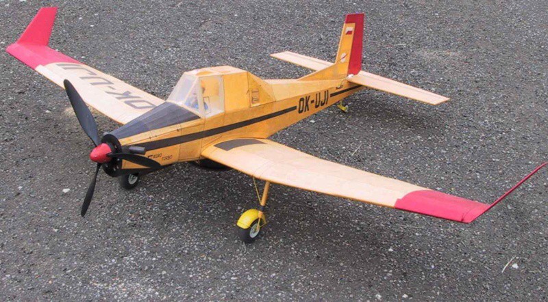 Zlín Z-37T (stavba: Zdeněk Raška, foto: Felda)